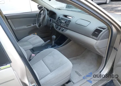 2004 Toyota Camry Le z USA, uszkodzony, nr VIN 4T1BE32K34U348637